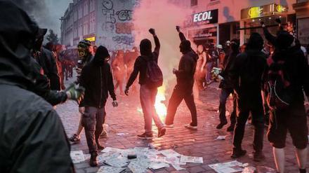 Gewaltkulisse. Zu massiven Ausschreitungen zwischen Linksautonomen, Randalierern und Polizei kam es Anfang Juli 2017 beim G20-Gipfel in Hamburg.