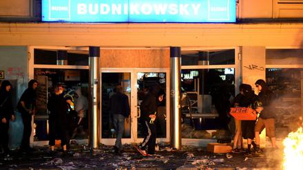 Randalierer in Hamburg plünderten auch den Budnikowsky-Drogeriemarkt. 
