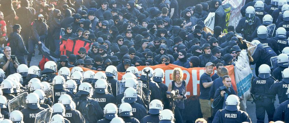 Demonstranten protestieren umringt von Polizisten bei der Demonstration "G20 Welcome to hell" am Donnerstag in Hamburg gegen den G20-Gipfel.