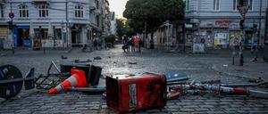 Zerstörte Straßenschilder und Mülleimer liegen in Hamburg nach Krawallen im Schanzenviertel auf der Straße. 