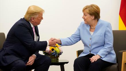 Als „Freundin“ begrüßt Donald Trump die Kanzlerin in Osaka. Angela Merkel ist überrascht.