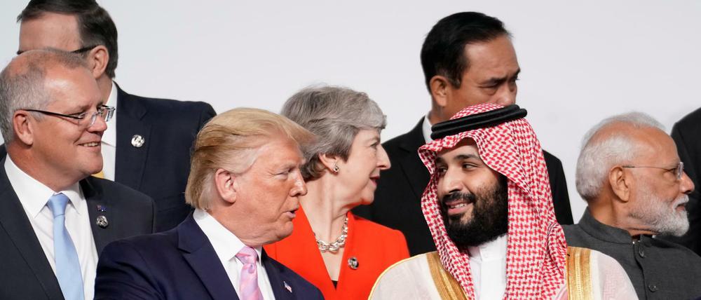 US-Präsident Donald Trump (vorne links) unterhält sich mit dem saudischen Kronprinz Mohammed bin Salman (vorne rechts) in Osaka. 