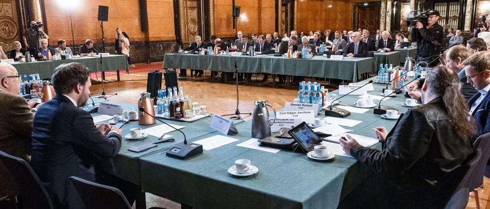 Der Sonderausschuss zu gewalttätigen Ausschreitungen rund um den G20 Gipfel 2017 in Hamburg tagt im Bürgermeistersaal des Hamburger Rathauses.
