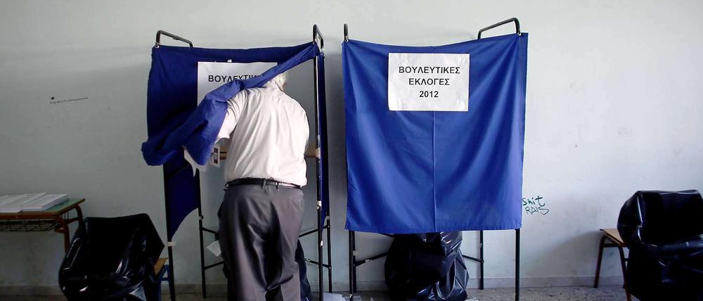 In einer Schicksalswahl sind die Griechen am Sonntag an die Urnen gegangen. Nach zwei Jahren in der Schuldenkrise dürfte die Parlamentswahl die wichtigste Abstimmung der vergangenen Jahrzehnte sein.