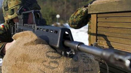 Da können die Soldaten noch so genau zielen: Das Sturmgewehr G36 (hier ein Bild von einer Übung) macht der Bundeswehr Sorgen.