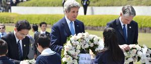 John Kerry (M.) gedachte der Toten der Atomabwürfe in Japan. Eine Entschuldigung gab es aber nicht. 