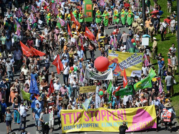 Dagegen! Die Demonstrationen gegen den G7-Gipfel im Sommer 2015 standen unter dem Titel "TTIP stoppen, Klima retten, Armut bekämpfen".