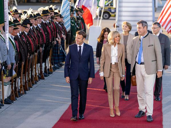 Frankreichs Staatspräsident Emmanuel Macron und seine Frau Brigitte am Flughafen München.