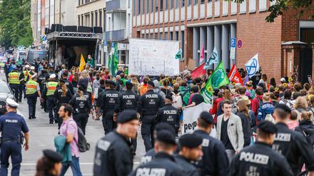 Teilnehmer einer Demonstration von Fridays for Future gehen mit Polizeibegleitung durch die Innenstadt von München.