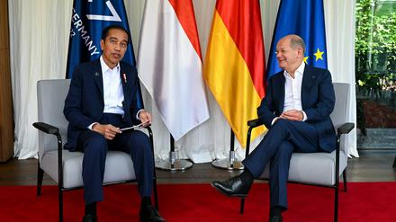 Vom Westen und von Kanzler Olaf Scholz (rechts) umworben: Joko Widodo, Präsident von Indonesien, das die Präsidentschaft der G20 innehat.