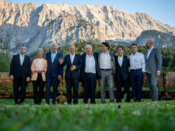 Die G7-Chefs auf Schloss Elmau demonstrieren Geschlossenheit - und gute Laune. 