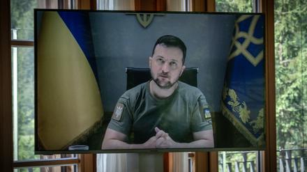 Der ukrainische Präsident Selenskyj ist per Videokonferenz zur Arbeitssitzung der Gipfelteilnehmer dazugeschaltet. 