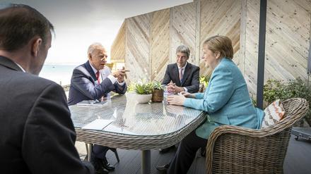 Immer dabei, wenn Merkel mächtige Menschen traf: Jan Hecker (Bildmitte) gemeinsam mit Angela Merkel und Joe Biden in Cornwall im Juni.