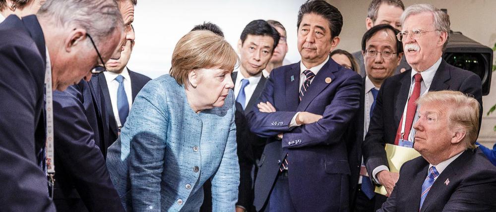 Bundeskanzlerin Angela Merkel spricht mit US-Präsident Donald Trump auf dem G-7-Gipfel Mitte 2018.