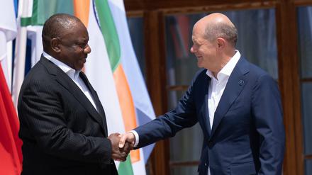 Freundliche Worte reichen nicht: Olaf Scholz (re.) mit Cyril Ramaphosa, dem Präsidenten Südafrikas, beim Outreach-Treffen in Schloss Elmau. 