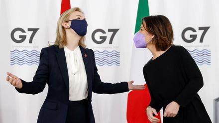 Außenministerin Annalena Baerbock (Grüne) mit der britischen Gastgeberin Liz Truss bei der G7 in Liverpool