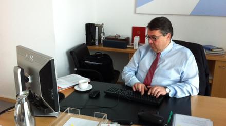 Der SPD-Vorsitzende Sigmar Gabriel vor seinem Rechner, bei der Debatte mit den Leserinnen und Lesern von Tagesspiegel.de.