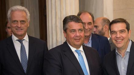 Peter Ramsauer (ganz links) neben Bundeswirtschaftsminister Sigmar Gabriel und dem griechischen Ministerpräsidenten Alexis Tsipras. 