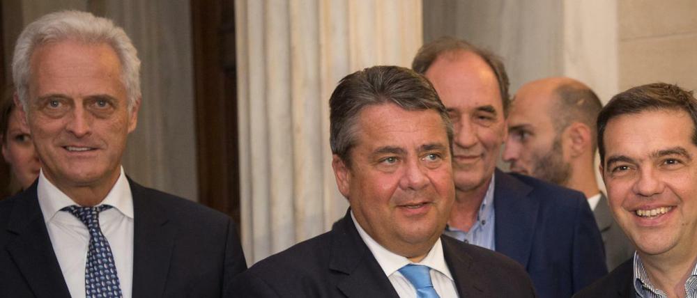 Peter Ramsauer (ganz links) neben Bundeswirtschaftsminister Sigmar Gabriel und dem griechischen Ministerpräsidenten Alexis Tsipras. 