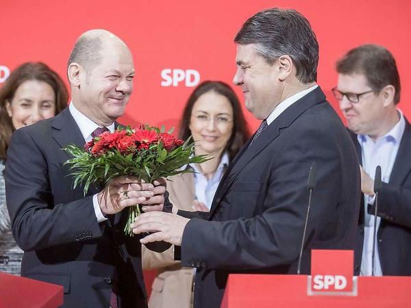 Sag es durch die Blume: Danke, Olaf. SPD-Chef Sigmar Gabriel (rechts) gratuliert dem Hamburger Wahlsieger Olaf Scholz.