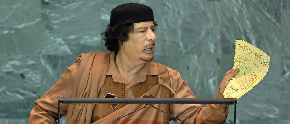 Gaddafi 2009 bei einer Generaldebatte der Vereinten Nationen. Während die EU ein Paket von Sanktionen gegen das von Gewalt erschütterte nordafrikanische Land schnürt, wurden UN-Sicherheitsrat und Nato zu Sondersitzungen einberufen.