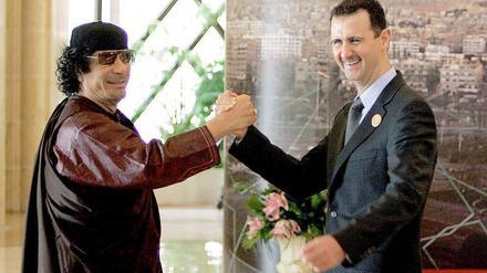 Im Jahr 2008 gaben sich die beiden Despoten noch "Shake Hands" - im vergangenen Jahr gab aber wohl der syrische Geheimdienst der Gaddafis Nummer weitergab um eine Schonfrist für Assad rauszuhandeln.