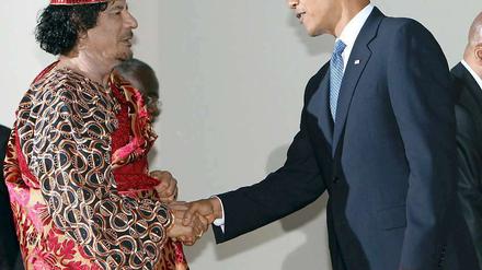 2009 begegneten sich Libyens Staatschef Gaddafi und US-Präsident Obama am Rande des G8-Gipfels in Italien.