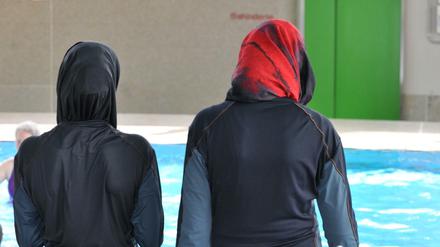 Schwimmen lernen im Burkini. Darüber ist eine Debatte entbrannt.