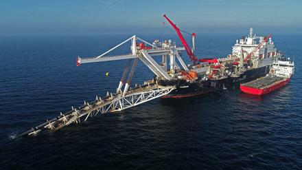 Ein Verlegeschiff verlegt 2018 in der Ostsee vor der Insel Rügen Rohre für die Gaspipeline Nord Stream 2.