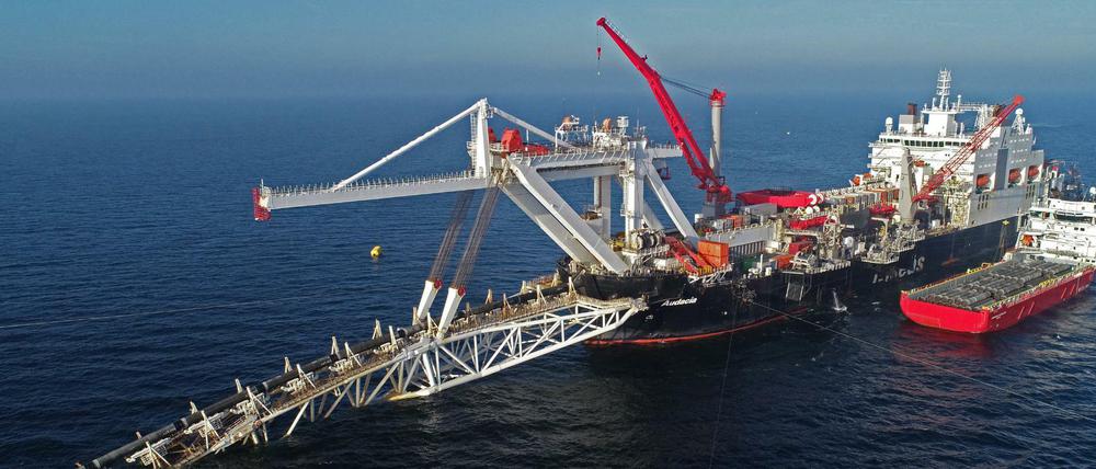 Ein Verlegeschiff verlegt 2018 in der Ostsee vor der Insel Rügen Rohre für die Gaspipeline Nord Stream 2.