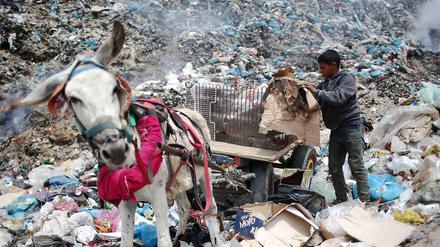 Müll als Einnahmequelle: Ein Junge in Gaza auf der Suche nach Dingen, die er möglicherweise verkaufen kann.