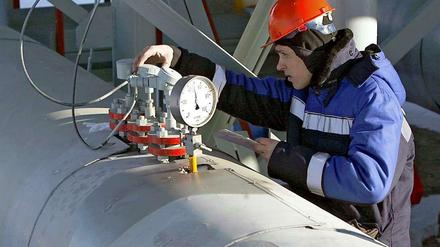 Vor dem nächsten Engpass? Ein Mitarbeiter des Energiekonzerns Gazprom arbeitet an einem Gasregler im russischen Sudscha in der Nähe der ukrainischen Grenze.