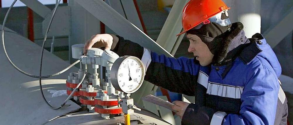 Vor dem nächsten Engpass? Ein Mitarbeiter des Energiekonzerns Gazprom arbeitet an einem Gasregler im russischen Sudscha in der Nähe der ukrainischen Grenze.