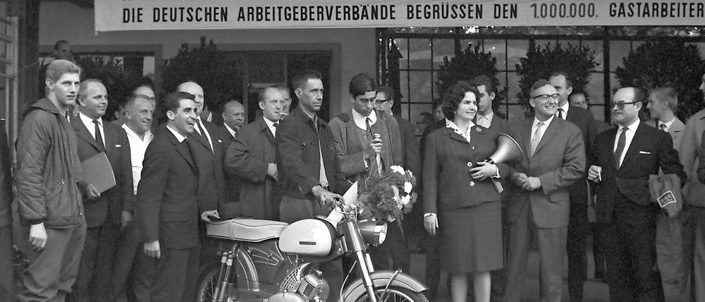 Willkommende Fachkraft: Der millionste Gastarbeiter der Bundesrepublik, der Protugiese Armado Rodrigues, bekam bei seiner Ankunft im Köln-Deutzer Bahnhof am 10. September 1964 ein Moped geschenkt.