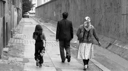 Türkische Familie in Berlin-Kreuzberg. Der Kiez in Mauer-Nähe war 1981 einer der wenigen, den sich "Gastarbeiter" leisten konnten.