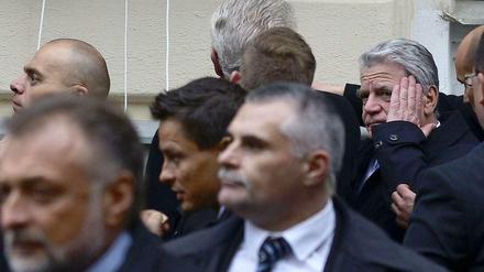 Getroffen: Bundespräsident Joachim Gauck (rechts) fasst sich nach dem Eierwurf an die Schläfe.
