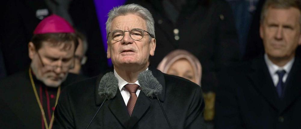 Bundespräsident Joachim Gauck spricht vor dem Brandenburger Tor.