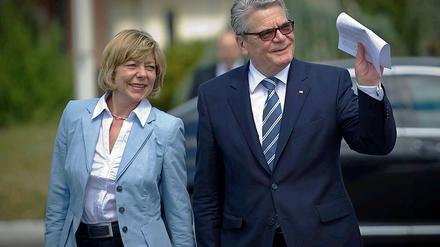 Bundespräsident Joachim Gauck und seine Lebensgefährtin Daniela Schadt auf dem Flughafen Tegel vor Beginn ihrer Israel-Reise.