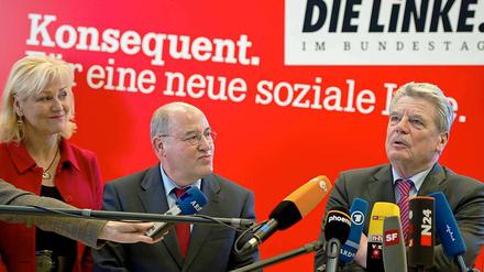 Dagmar Enkelmann und Gregor Gysi geben nach dem Gespräch mit dem Fast-Allparteien-Kandidaten Joachim Gauck eine Stellungnahme ab. In der Linken wird das Gespräch als sachlich beschrieben, Gauck sprach sogar von einer "freundlichen" Atmosphäre.