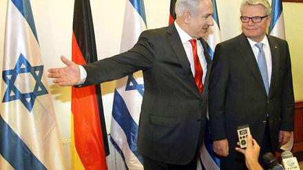 Bundespräsident Joachim Gauck (r.) bei seinem Staatsbesuch in Israel, hier mit dem israelischen Ministerpräsidenten Benjamin Netanjahu.