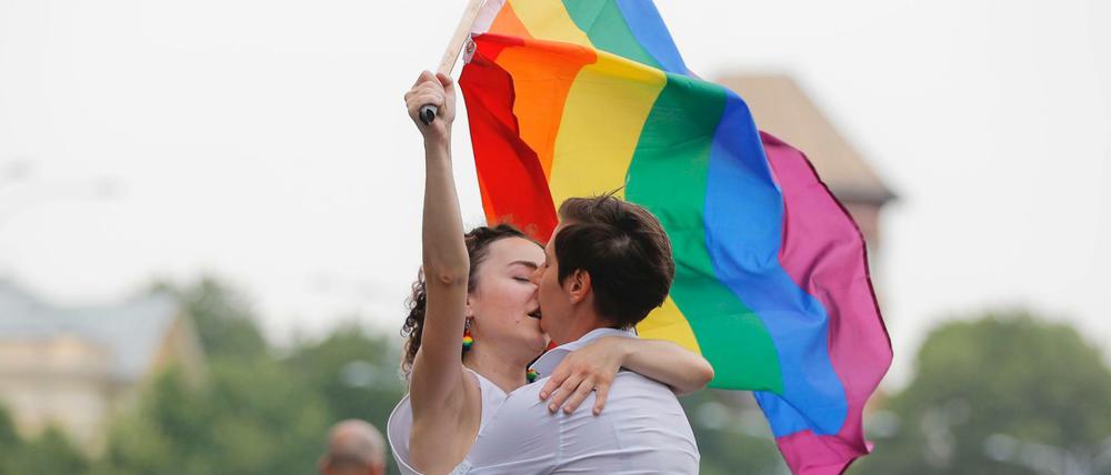 Zwei Frauen während der Gay-Pride-Parade in Bukarest