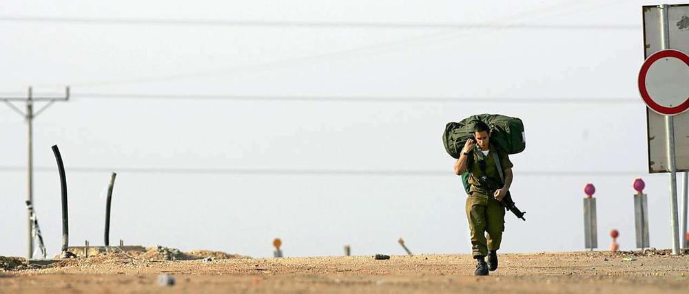 Allein durch den Sand. Ein Soldat nahe des Gazastreifens.