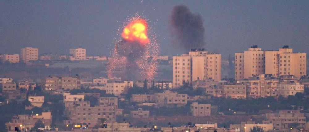Eine Explosion im Gazastreifen nach einem Luftangriff Israels.