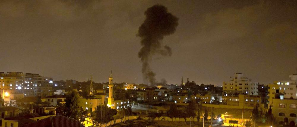Über Gaza-Stadt erhebt sich nach einem israelischen Luftangriff eine Rauchsäule.