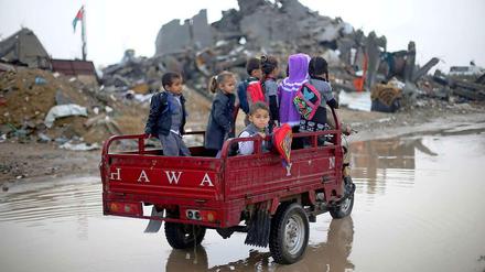 Alltag in Ruinen: Kinder werden zur Schule gebracht.