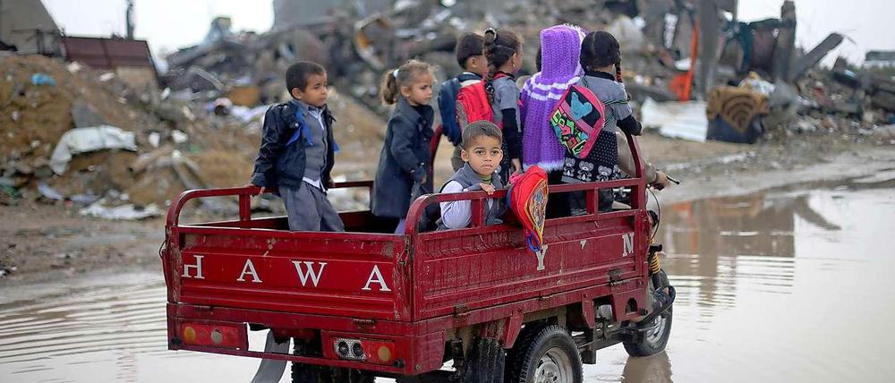 Alltag in Ruinen: Kinder werden zur Schule gebracht.