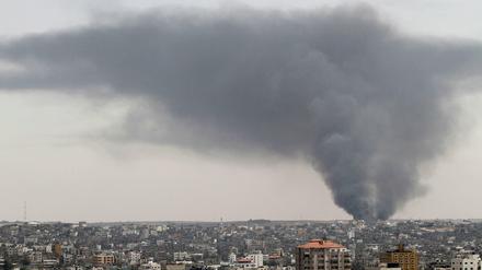 Eine dunkle Rauchwolke über Gaza-Stadt.