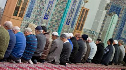 Muslime beim Nachmittagsgebet in der Eyüp-Sultan-Moschee in Nürnberg. 