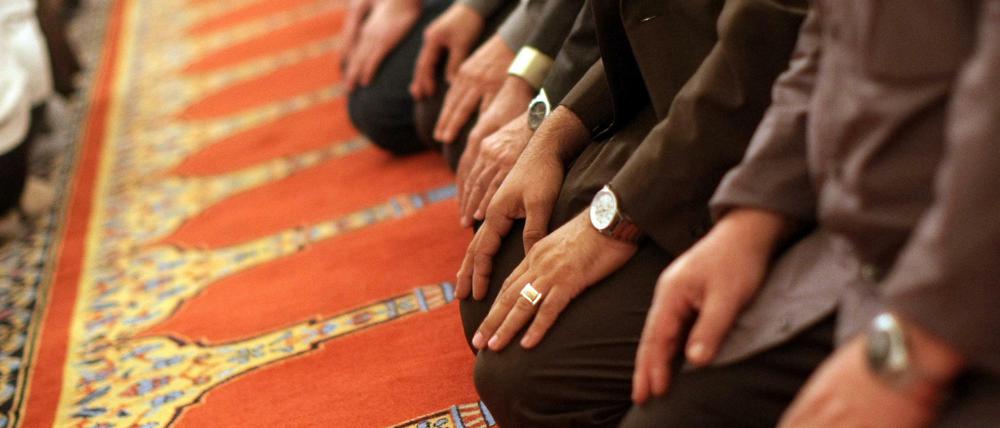 Gläubige Muslime beten im Gebetsraum eine Moschee.