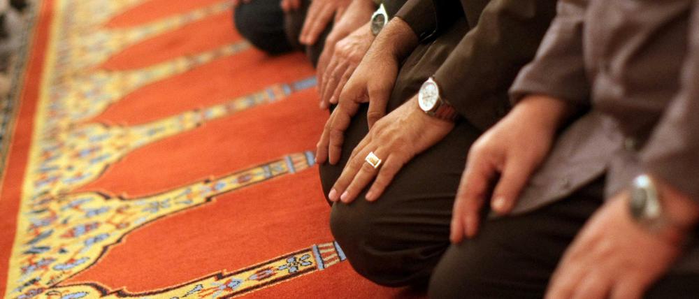 Gläubige Muslime beten im Gebetsraum einer deutschen Moschee.